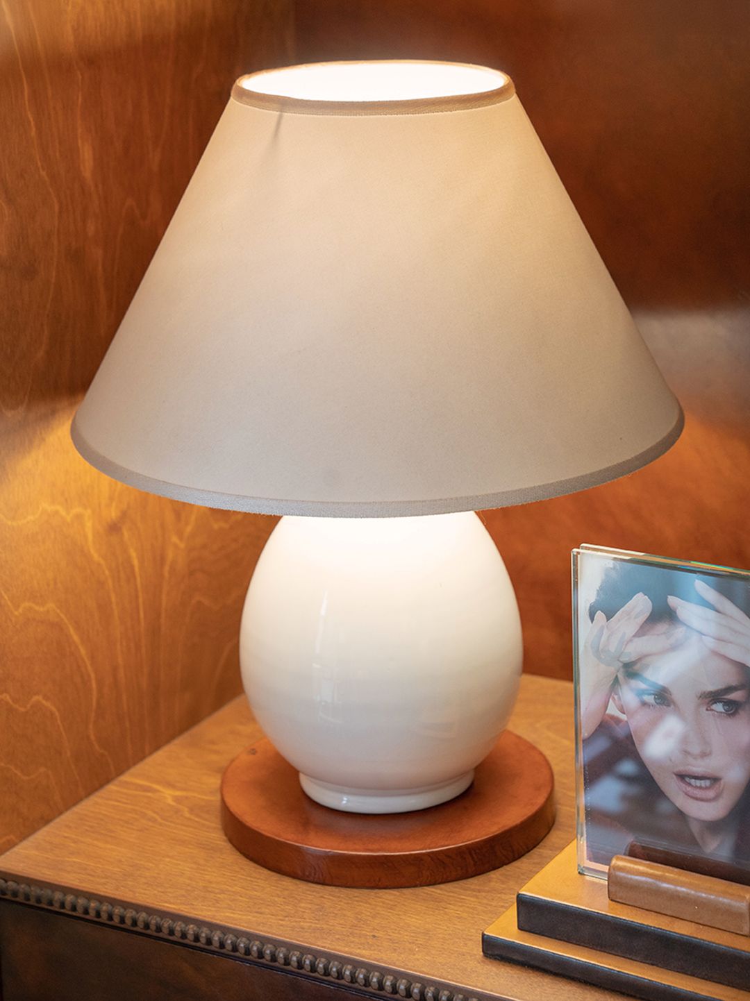 Leather base ceramic table lamp